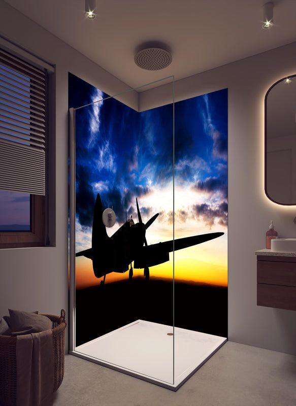 Duschrückwand - Supermarine Spitfire in cremefarbenem Badezimmer mit Regenduschkopf