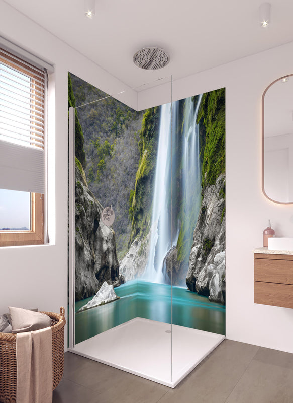 Duschrückwand - Tamul-Wasserfall am Fluss Tampaon in hellem Badezimmer mit Regenduschkopf  - zweiteilige Eck-Duschrückwand