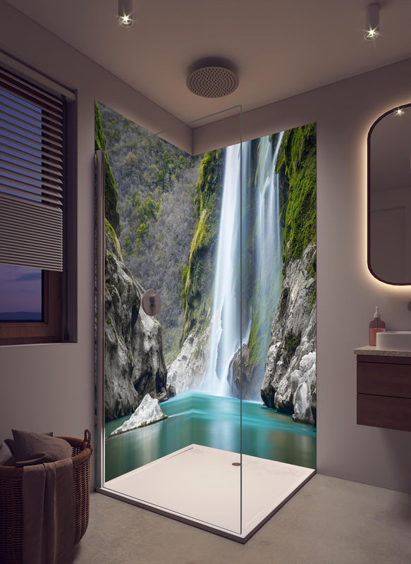 Duschrückwand - Tamul-Wasserfall am Fluss Tampaon in cremefarbenem Badezimmer mit Regenduschkopf
