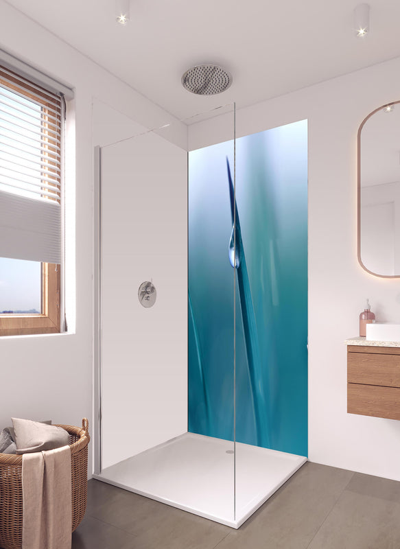 Duschrückwand - Transparente Tautropfen in hellem Badezimmer mit Regenduschkopf - einteilige Duschrückwand