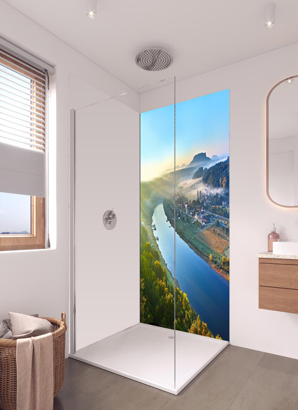 Duschrückwand - Traumhafter Ausblick Elbsandsteingebirge in hellem Badezimmer mit Regenduschkopf - einteilige Duschrückwand