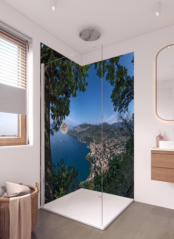Duschrückwand - Traumhafter Ausblick auf Gardasee Italien in hellem Badezimmer mit Regenduschkopf  - zweiteilige Eck-Duschrückwand