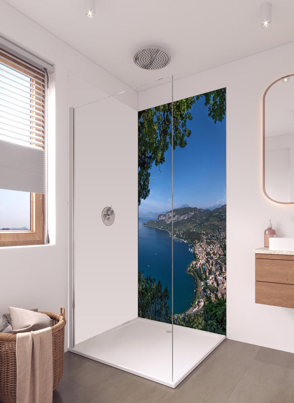 Duschrückwand - Traumhafter Ausblick auf Gardasee Italien in hellem Badezimmer mit Regenduschkopf - einteilige Duschrückwand