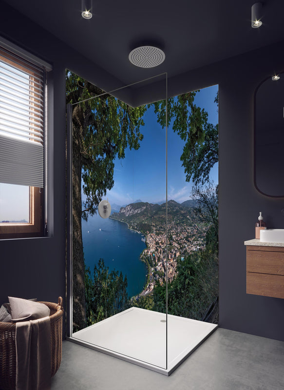Duschrückwand - Traumhafter Ausblick auf Gardasee Italien in dunklem Badezimmer mit Regenduschkopf