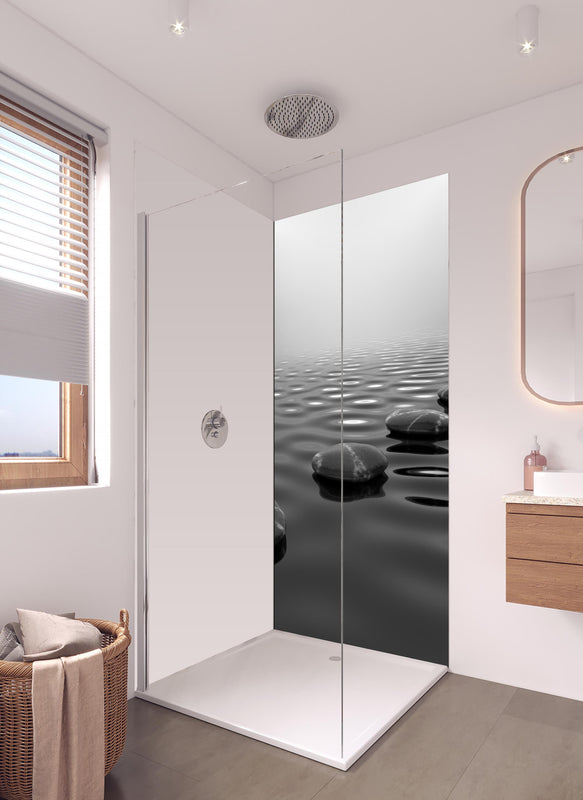Duschrückwand - Trittstein in hellem Badezimmer mit Regenduschkopf - einteilige Duschrückwand