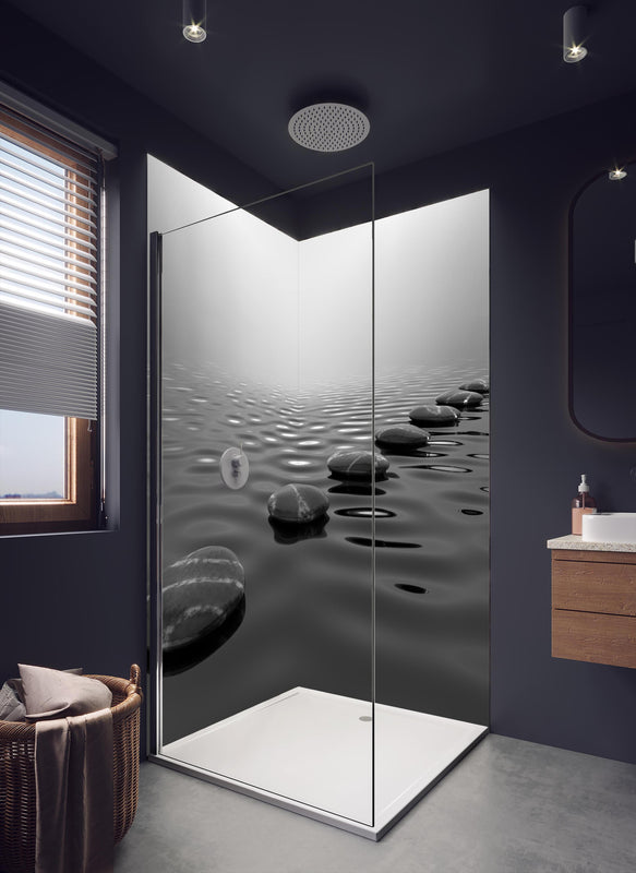 Duschrückwand - Trittstein in dunklem Badezimmer mit Regenduschkopf