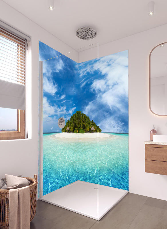 Duschrückwand - Tropische Insel mit Kokospalmen in hellem Badezimmer mit Regenduschkopf  - zweiteilige Eck-Duschrückwand