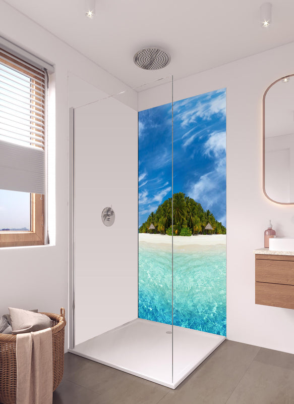 Duschrückwand - Tropische Insel mit Kokospalmen in hellem Badezimmer mit Regenduschkopf - einteilige Duschrückwand