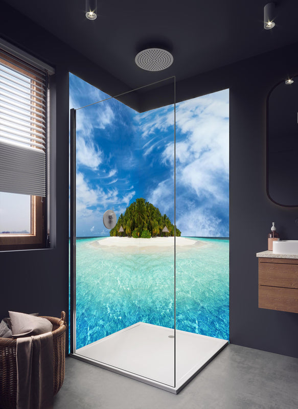 Duschrückwand - Tropische Insel mit Kokospalmen in dunklem Badezimmer mit Regenduschkopf
