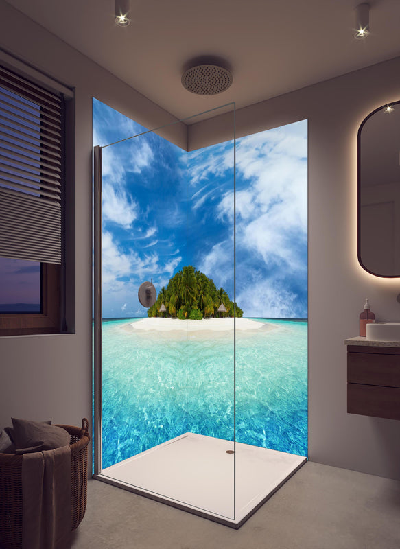 Duschrückwand - Tropische Insel mit Kokospalmen in cremefarbenem Badezimmer mit Regenduschkopf