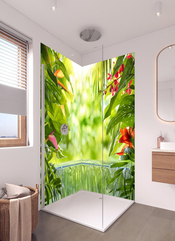Duschrückwand - Tropische Palmenblätter im Amazonas in hellem Badezimmer mit Regenduschkopf  - zweiteilige Eck-Duschrückwand