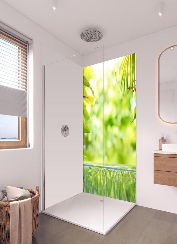 Duschrückwand - Tropische Palmenblätter im Amazonas in hellem Badezimmer mit Regenduschkopf - einteilige Duschrückwand