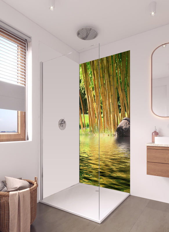 Duschrückwand - Tropischer Bambuswald mit See in Zentralasien in hellem Badezimmer mit Regenduschkopf - einteilige Duschrückwand