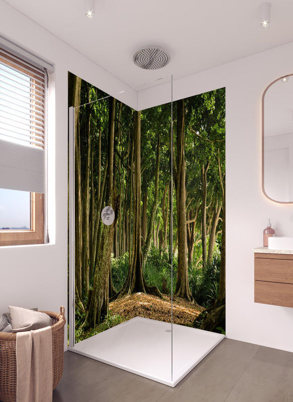 Duschrückwand - Tropischer Wald auf der Insel Havelock in hellem Badezimmer mit Regenduschkopf  - zweiteilige Eck-Duschrückwand
