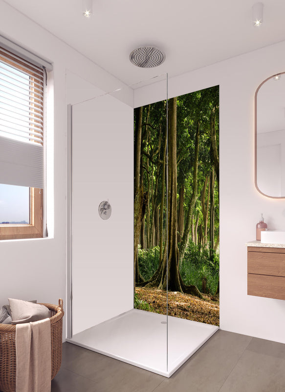 Duschrückwand - Tropischer Wald auf der Insel Havelock in hellem Badezimmer mit Regenduschkopf - einteilige Duschrückwand