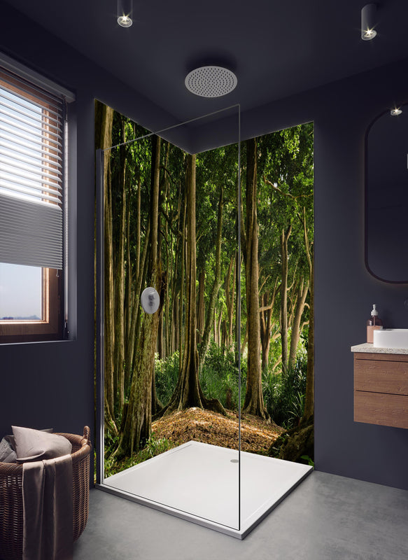 Duschrückwand - Tropischer Wald auf der Insel Havelock in dunklem Badezimmer mit Regenduschkopf