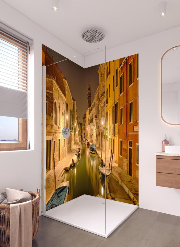 Duschrückwand - Venedig - Venezia in Nacht 1 in hellem Badezimmer mit Regenduschkopf  - zweiteilige Eck-Duschrückwand