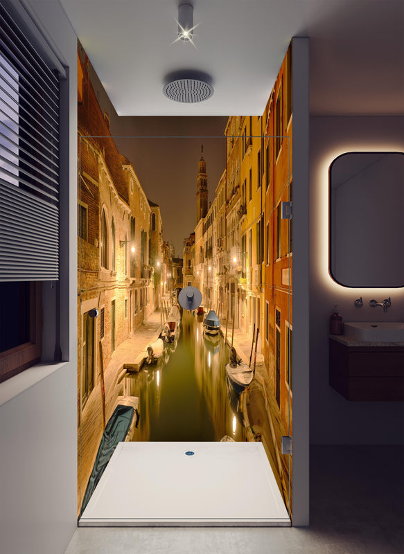 Duschrückwand - Venedig - Venezia in Nacht 1 in luxuriöser Dusche mit Regenduschkopf
