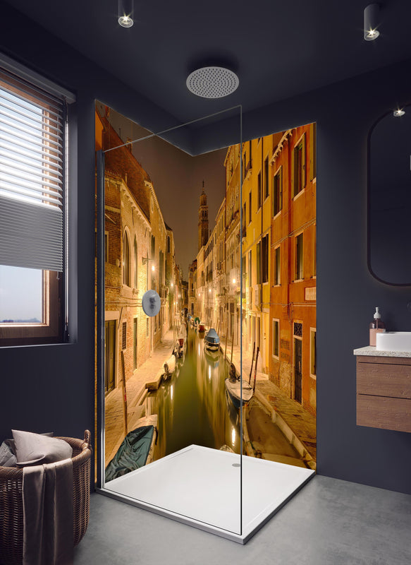 Duschrückwand - Venedig - Venezia in Nacht 1 in dunklem Badezimmer mit Regenduschkopf