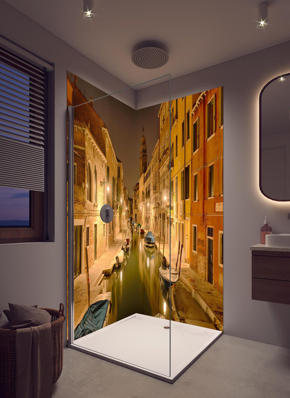 Duschrückwand - Venedig - Venezia in Nacht 1 in cremefarbenem Badezimmer mit Regenduschkopf