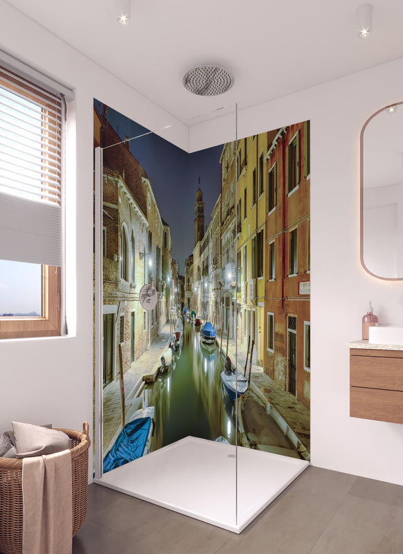 Duschrückwand - Venezia bei Nacht in hellem Badezimmer mit Regenduschkopf  - zweiteilige Eck-Duschrückwand