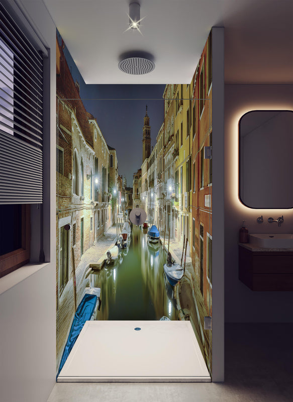 Duschrückwand - Venezia bei Nacht in luxuriöser Dusche mit Regenduschkopf