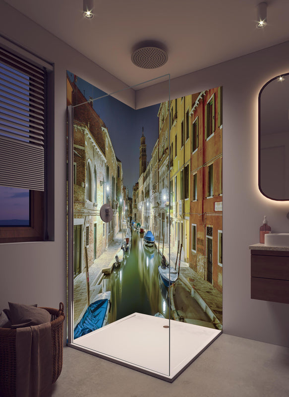 Duschrückwand - Venezia bei Nacht in cremefarbenem Badezimmer mit Regenduschkopf