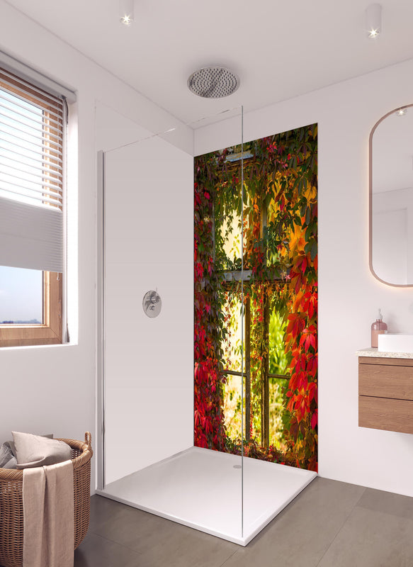 Duschrückwand - Verwachsenes Fenster mit roten Blättern in hellem Badezimmer mit Regenduschkopf - einteilige Duschrückwand