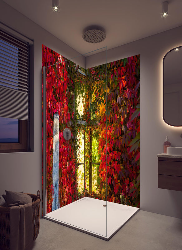 Duschrückwand - Verwachsenes Fenster mit roten Blättern in cremefarbenem Badezimmer mit Regenduschkopf