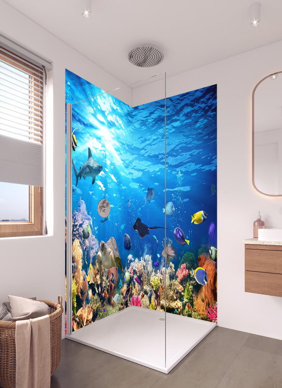 Duschrückwand - Vielfältige Unterwasserwelt in hellem Badezimmer mit Regenduschkopf  - zweiteilige Eck-Duschrückwand