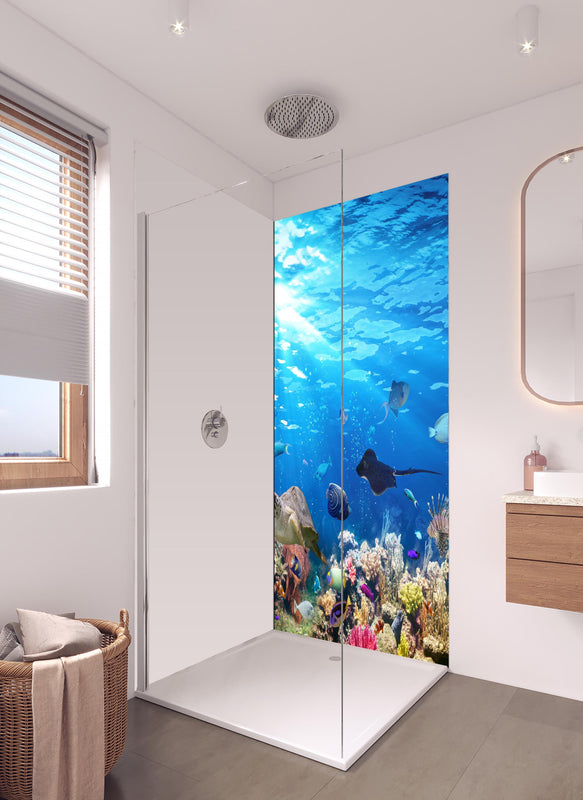 Duschrückwand - Vielfältige Unterwasserwelt in hellem Badezimmer mit Regenduschkopf - einteilige Duschrückwand
