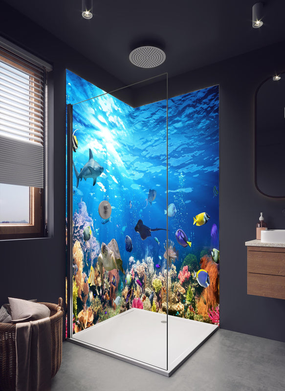 Duschrückwand - Vielfältige Unterwasserwelt in dunklem Badezimmer mit Regenduschkopf