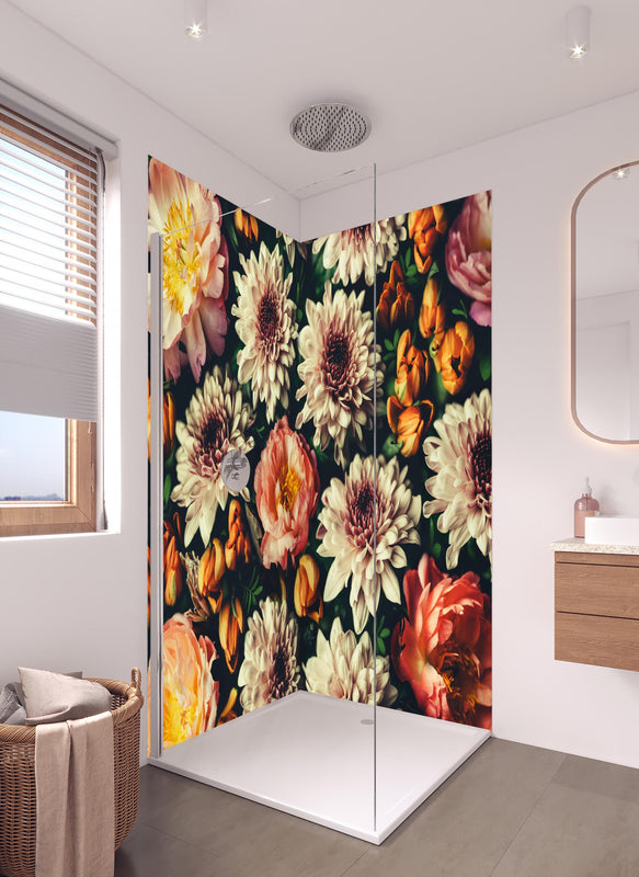 Duschrückwand - Vintage-Bouquet mit schönen Blumen in hellem Badezimmer mit Regenduschkopf  - zweiteilige Eck-Duschrückwand