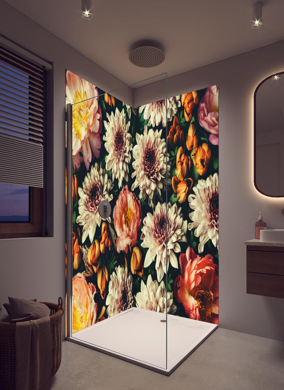 Duschrückwand - Vintage-Bouquet mit schönen Blumen in cremefarbenem Badezimmer mit Regenduschkopf