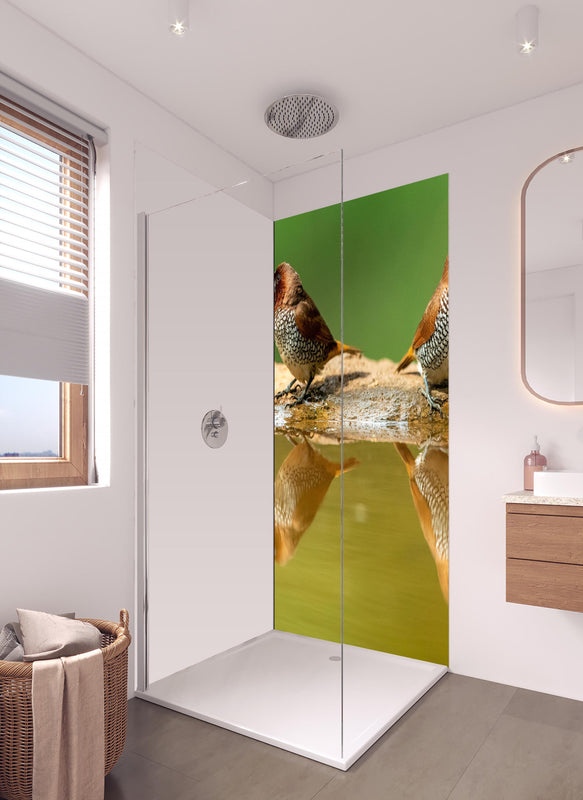 Duschrückwand - Vögel Spiegelung im Wasser in hellem Badezimmer mit Regenduschkopf - einteilige Duschrückwand