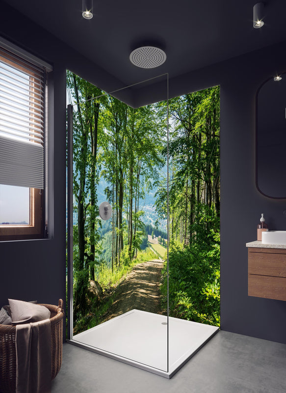 Duschrückwand - Waldweg Beskiden Polen in dunklem Badezimmer mit Regenduschkopf