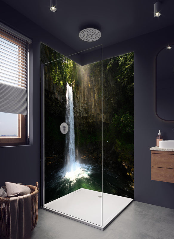 Duschrückwand - Wancheng - Wasserfall in dunklem Badezimmer mit Regenduschkopf