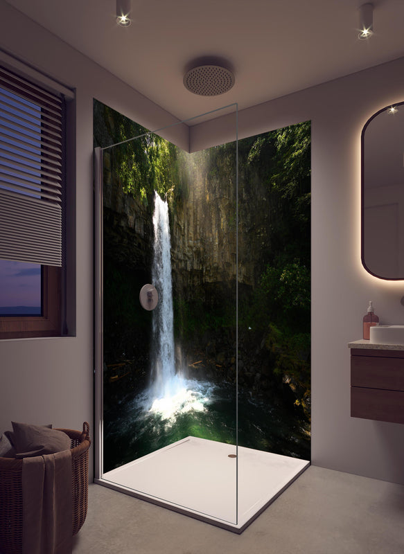 Duschrückwand - Wancheng - Wasserfall in cremefarbenem Badezimmer mit Regenduschkopf