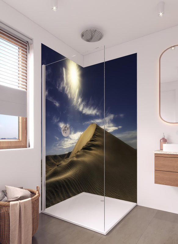 Duschrückwand - Wanderer in der Wüste in hellem Badezimmer mit Regenduschkopf  - zweiteilige Eck-Duschrückwand