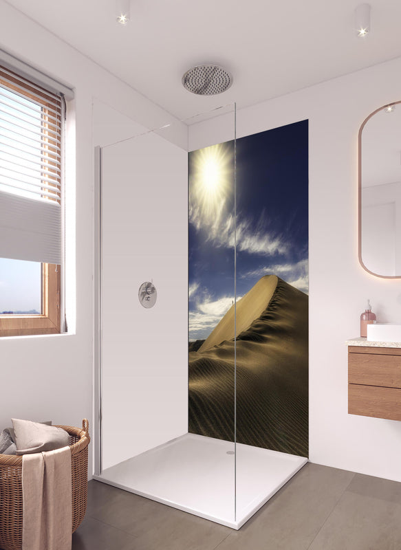 Duschrückwand - Wanderer in der Wüste in hellem Badezimmer mit Regenduschkopf - einteilige Duschrückwand