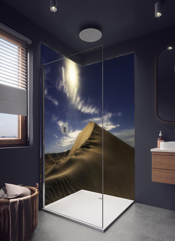 Duschrückwand - Wanderer in der Wüste in dunklem Badezimmer mit Regenduschkopf
