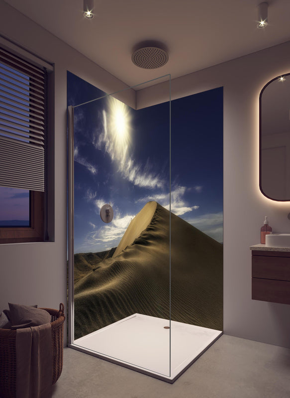 Duschrückwand - Wanderer in der Wüste in cremefarbenem Badezimmer mit Regenduschkopf