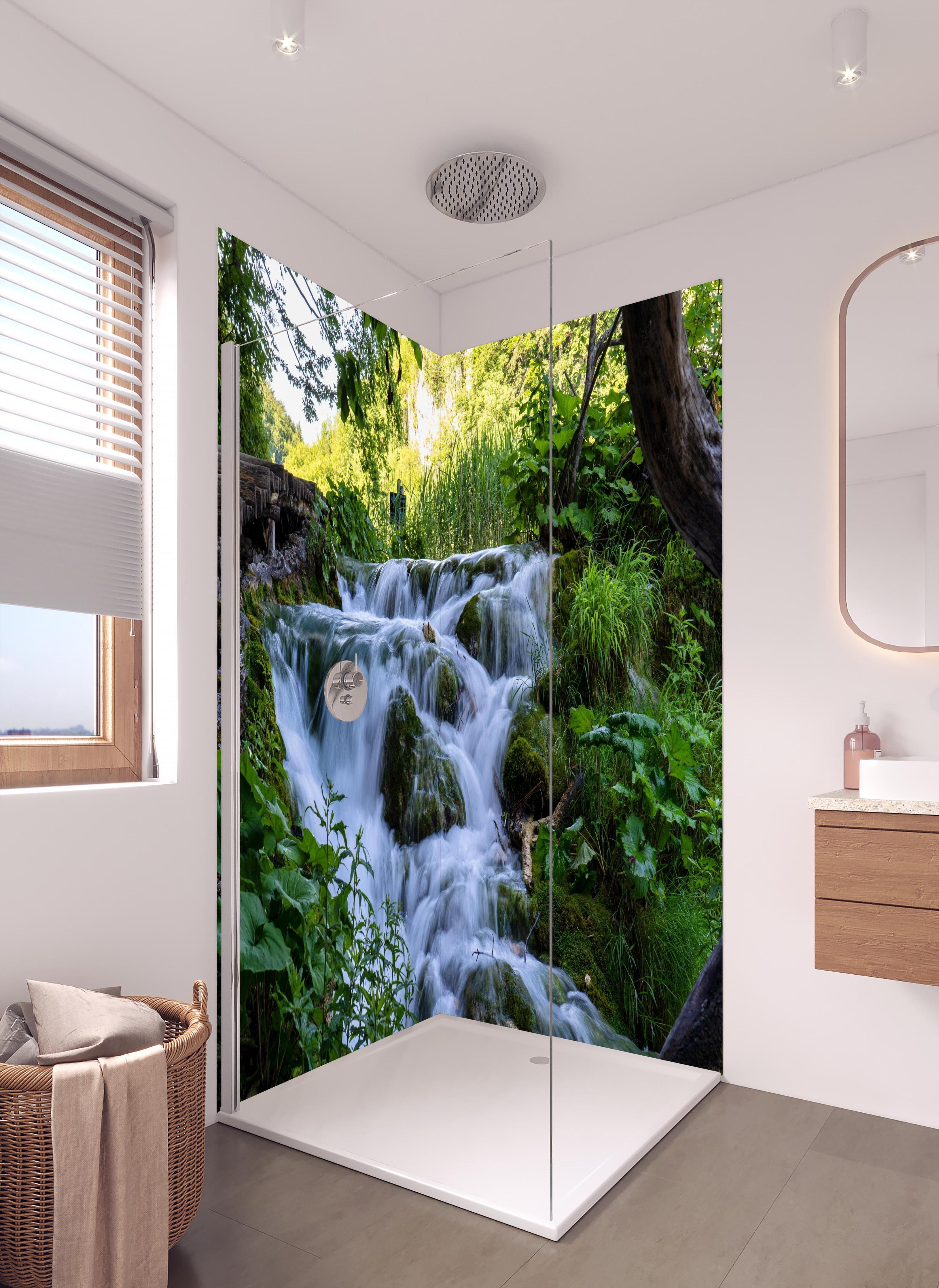 Duschrückwand - Wasserfall im Nationalpark Plitvicer Seen in hellem Badezimmer mit Regenduschkopf  - zweiteilige Eck-Duschrückwand