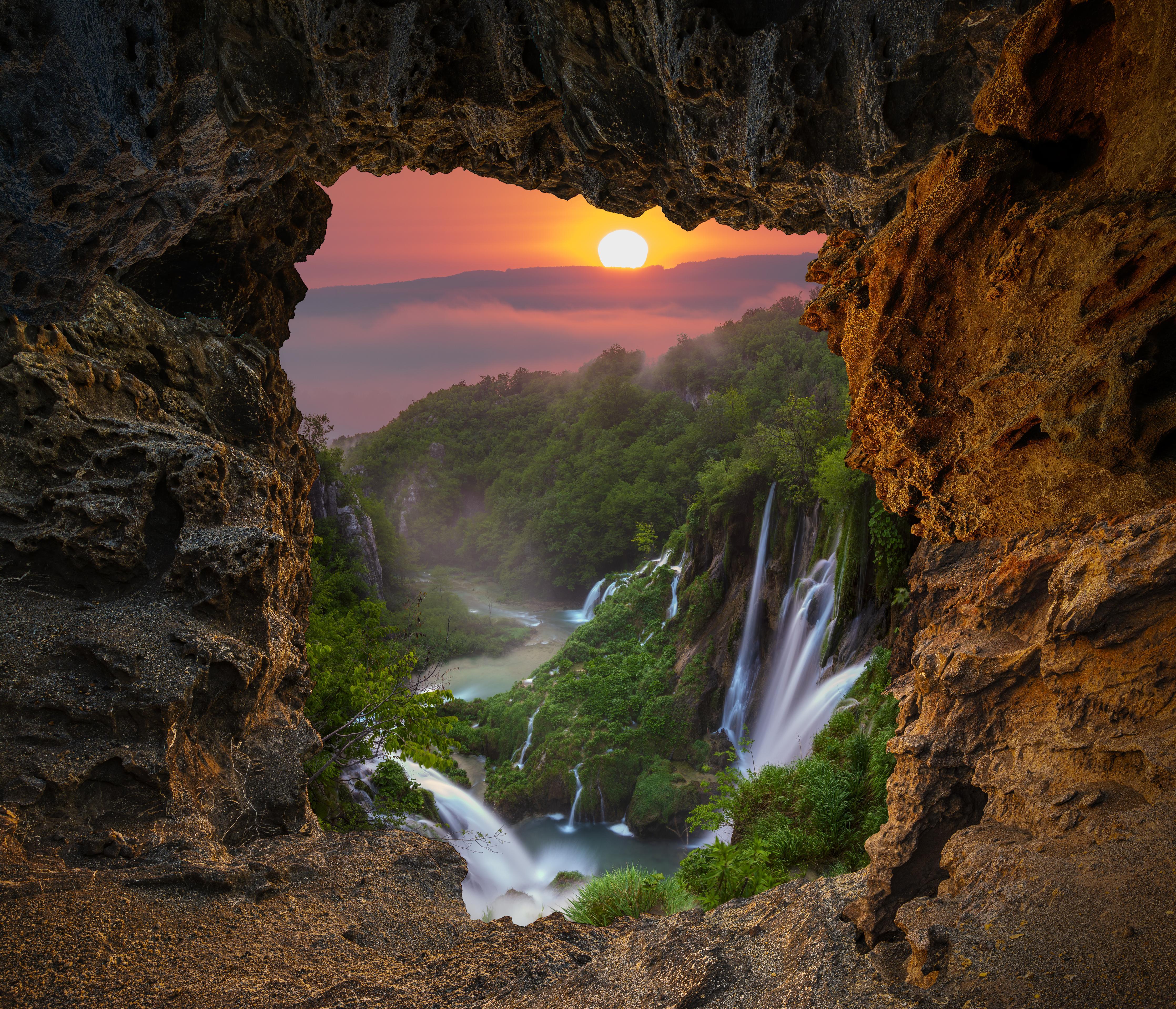 Duschrückwand-Wasserfall im Nationalpark Plitvicer Seen bei Sonnenuntergang