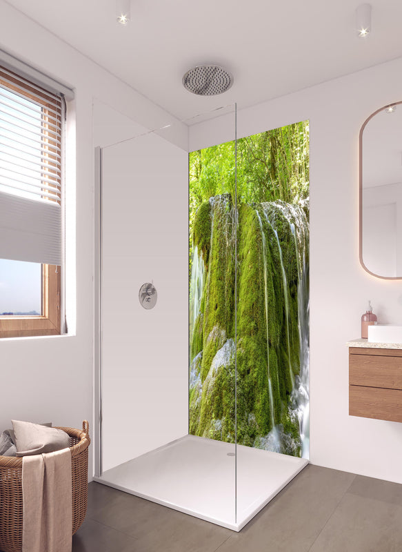 Duschrückwand - Wasserfall im Wald - Sevastopol in hellem Badezimmer mit Regenduschkopf - einteilige Duschrückwand