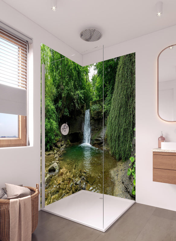 Duschrückwand - Wasserfall im Wald - Utopie in hellem Badezimmer mit Regenduschkopf  - zweiteilige Eck-Duschrückwand