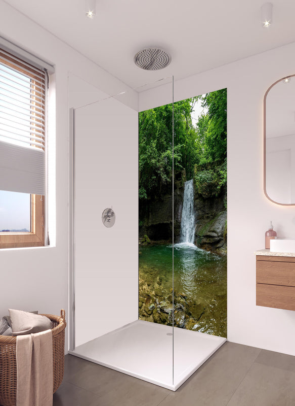 Duschrückwand - Wasserfall im Wald - Utopie in hellem Badezimmer mit Regenduschkopf - einteilige Duschrückwand