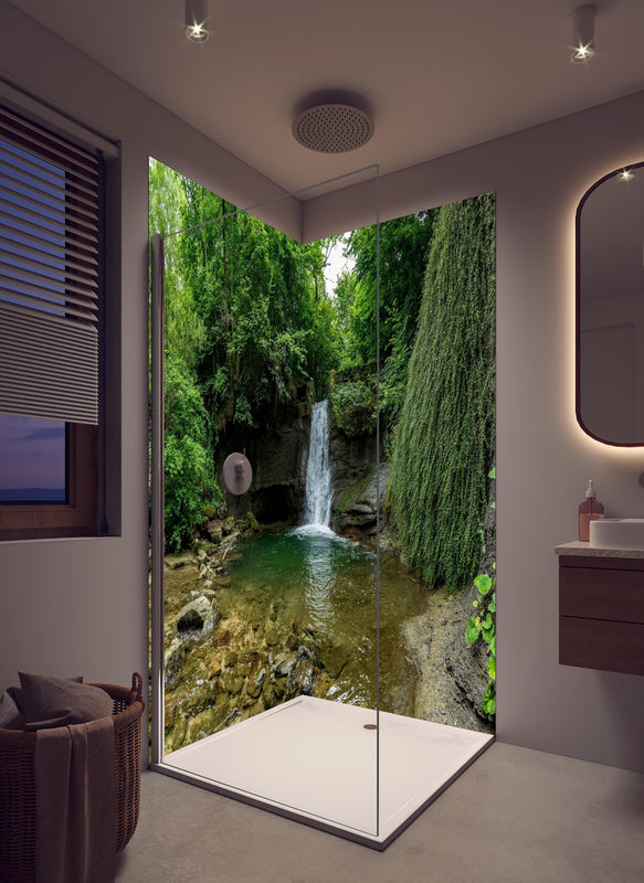 Duschrückwand - Wasserfall im Wald - Utopie in cremefarbenem Badezimmer mit Regenduschkopf
