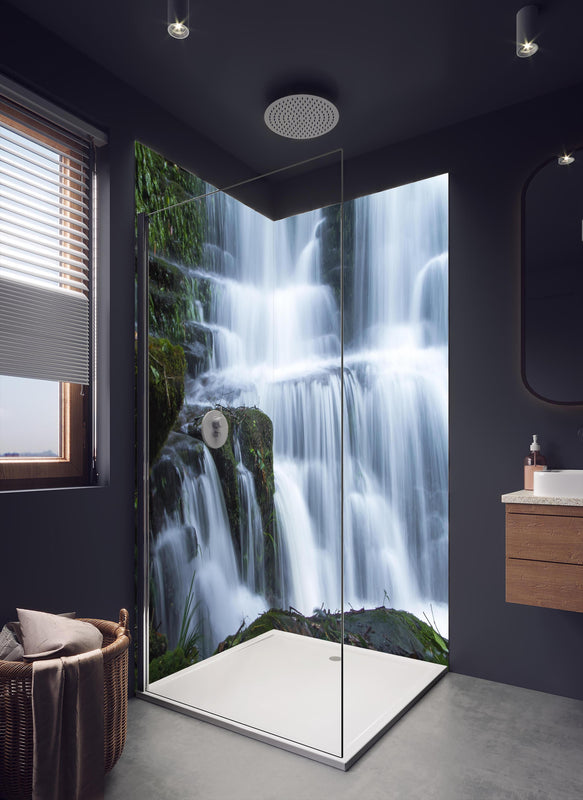 Duschrückwand - Wasserfall im Wald mit Felsen in dunklem Badezimmer mit Regenduschkopf