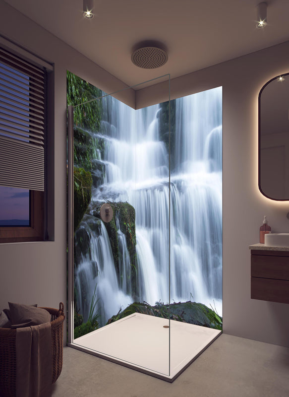 Duschrückwand - Wasserfall im Wald mit Felsen in cremefarbenem Badezimmer mit Regenduschkopf